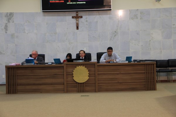 Imagem 1 da notícia: Em 1ª Sessão Ordinária, Câmara aprova Projeto de Emenda à Lei Orgânica