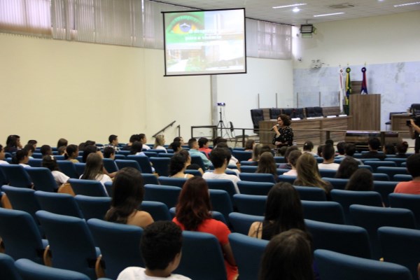 Imagem 1 da notícia: Câmara recebe vereadores mirins e jovens para início do mandato 2014-2015