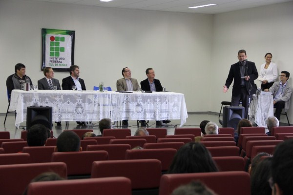 Imagem 1 da notícia: Legislativo e Executivo participam de assinatura de doação de terreno ao IFSULDEMINAS