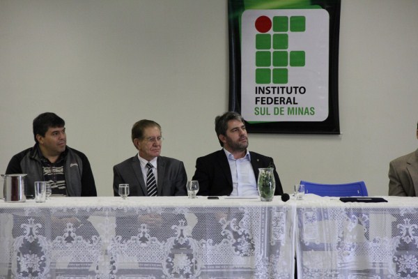 Imagem 2 da notícia: Legislativo e Executivo participam de assinatura de doação de terreno ao IFSULDEMINAS