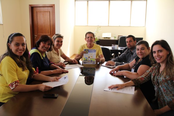 Imagem 1 da notícia: Livro produzido pela Escola da Câmara será distribuído em todo Ensino Fundamental do Brasil