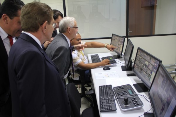 Imagem 2 da notícia: Presidente recebe homenagem da PM