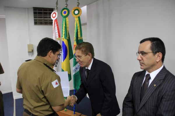 Imagem 3 da notícia: Presidente recebe homenagem da PM