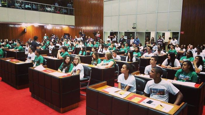 Imagem 1 da notícia: Empenho e dedicação dos estudantes marcam o Parlamento Jovem 2015