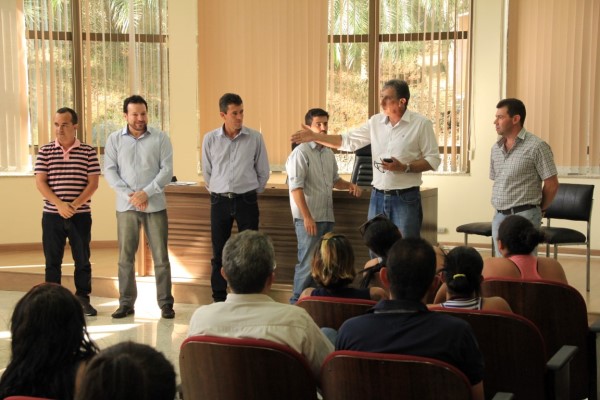Imagem 1 da notícia: Presidente recebe prefeito e população para debater entrega de casas do bairro Cristo Redentor