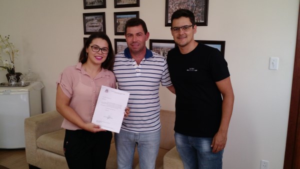 Imagem 1 da notícia: Presidente da Câmara devolve quadros históricos para o Museu