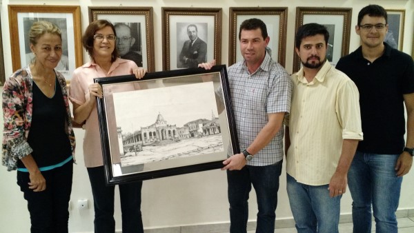 Imagem 1 da notícia: Presidência da Câmara devolve quadros e fotografias para a Secretaria de Cultura