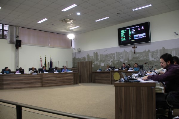 Imagem 1 da notícia: Vereadores aprovam fim de Fundação Tuany Toledo e Autarquia de Trânsito