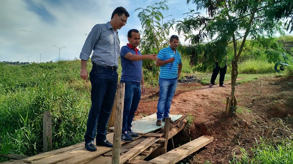 Imagem 1 da notícia: Vereadores fiscalizam situação de esgoto a céu aberto no bairro São Geraldo