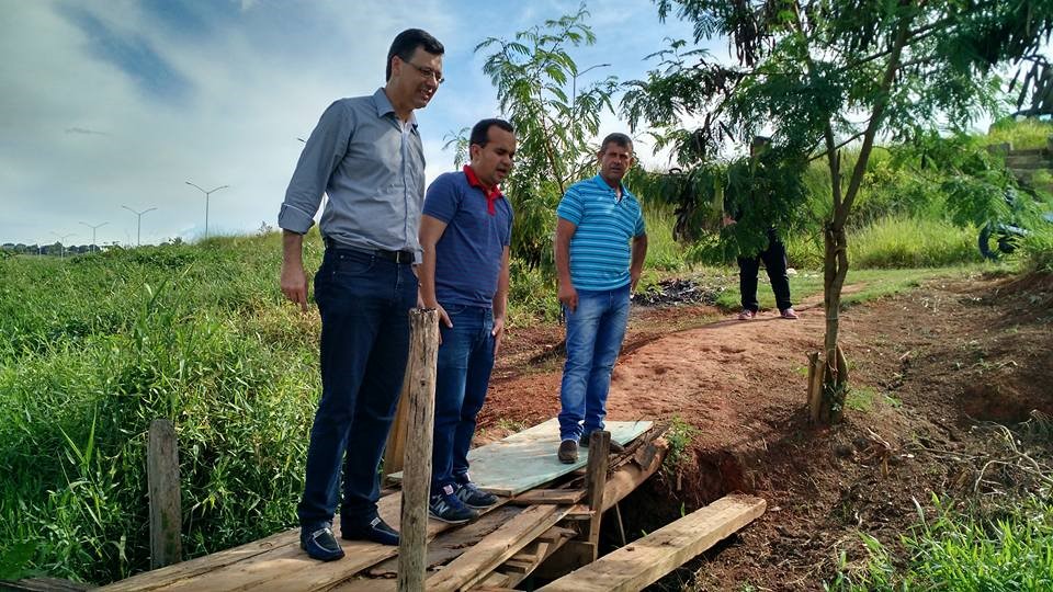 Imagem 1 da notícia: Vereadores fiscalizam situação de esgoto a céu aberto no bairro São Geraldo