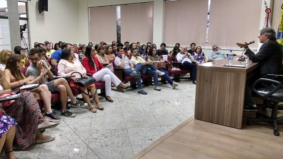 Imagem 1 da notícia: Com Plenarinho lotado, Câmara recebe Café Filosófico para pensar “Mídia e Poder”