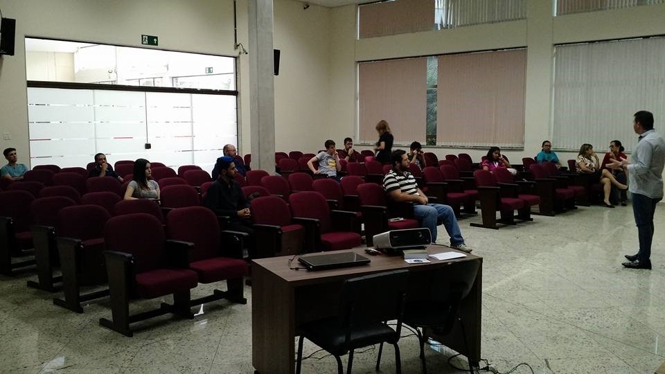 Imagem 1 da notícia: Presidente da Câmara recepciona candidatos a estágio de comunicação