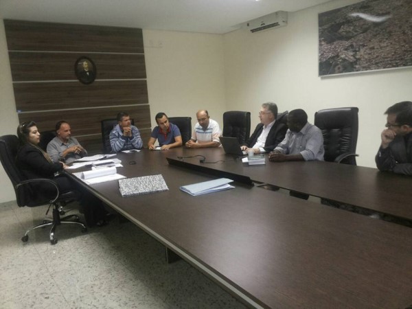 Imagem 1 da notícia: Vereadores da Comissão Especial da Copasa se reúnem na Sala Bernardino de Campos