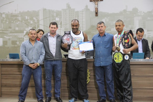 Imagem 1 da notícia: Atletas são homenageados na Câmara