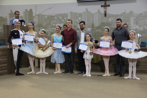 Imagem 1 da notícia: Bailarinos de Pouso Alegre se destacam na Europa e são homenageados pela Câmara