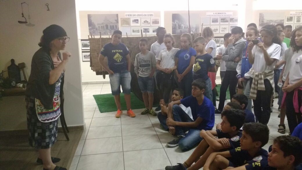 Imagem 1 da notícia: Estudantes participam de visita guiada na Primavera dos Museus