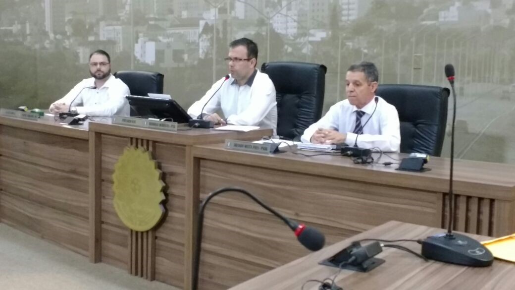 Imagem 1 da notícia: Vereadores recebem revindicação dos moradores do Residencial Santa Fé