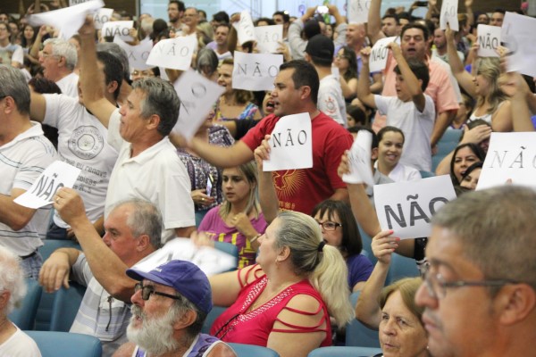 Imagem 1 da notícia: Em meio a manifestações da população, vereadores reprovam PL 7330