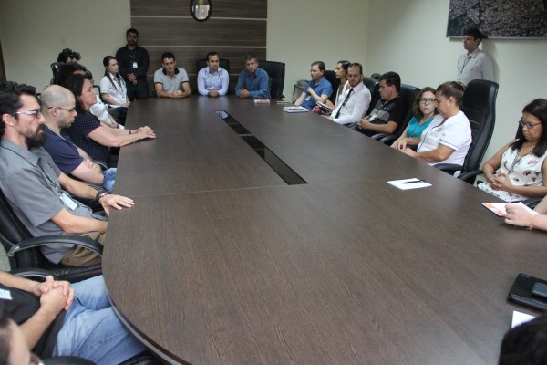 Imagem 1 da notícia: Mesa Diretora da Câmara Municipal se reúne com os servidores efetivos