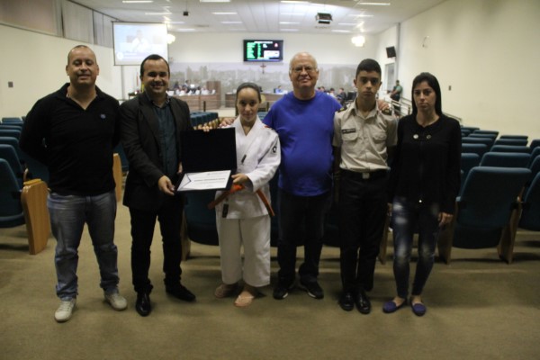 Imagem 1 da notícia: Presidente Leandro Morais homenageia atleta por suas conquistas