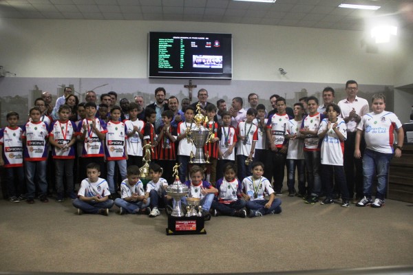 Imagem 1 da notícia: Presidente Leandro Morais homenageia equipe sub 11 de Futebol