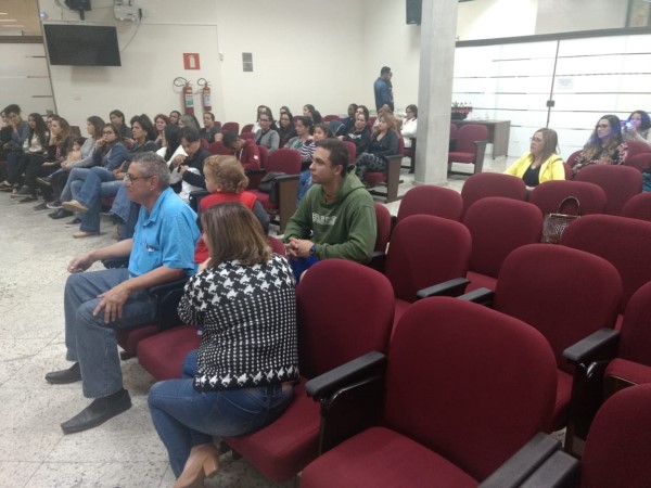 Imagem 2 da notícia: Escola do Legislativo entrega certificado do curso básico de Libras