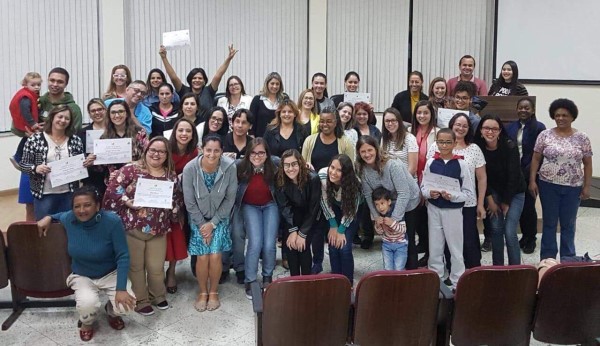 Imagem 1 da notícia: Escola do Legislativo entrega certificado do curso básico de Libras