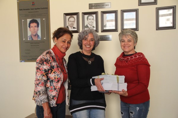 Imagem 3 da notícia: Escola do Legislativo entrega Constituição em Miúdos para escolas