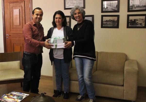 Imagem 1 da notícia: Escola do Legislativo entrega Constituição em Miúdos para escolas