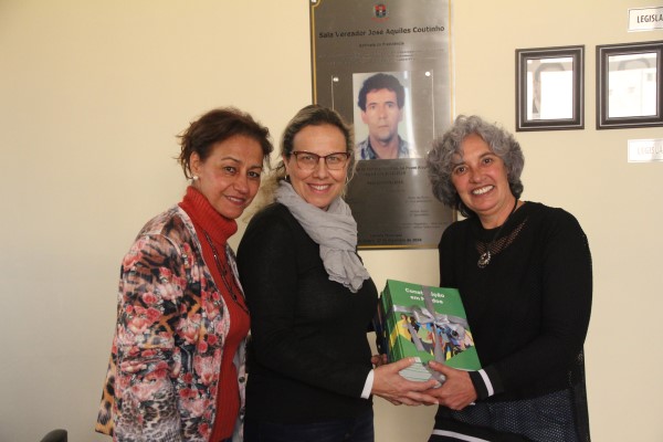 Imagem 2 da notícia: Escola do Legislativo entrega Constituição em Miúdos para escolas