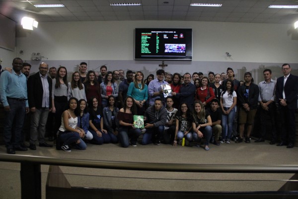 Imagem 1 da notícia: Câmara entrega Constituição em Miúdos à Escola Presidente Bernardes