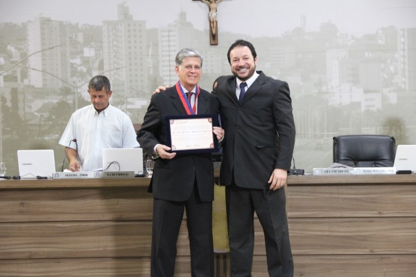 Imagem 1 da notícia: Comenda Advogado Antônio Tadeu Ribeiro é entregue na Sessão Ordinária