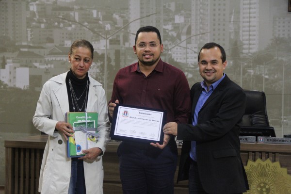 Imagem 1 da notícia: Vereador de Floriano recebe título de embaixador da Constituição em Miúdos