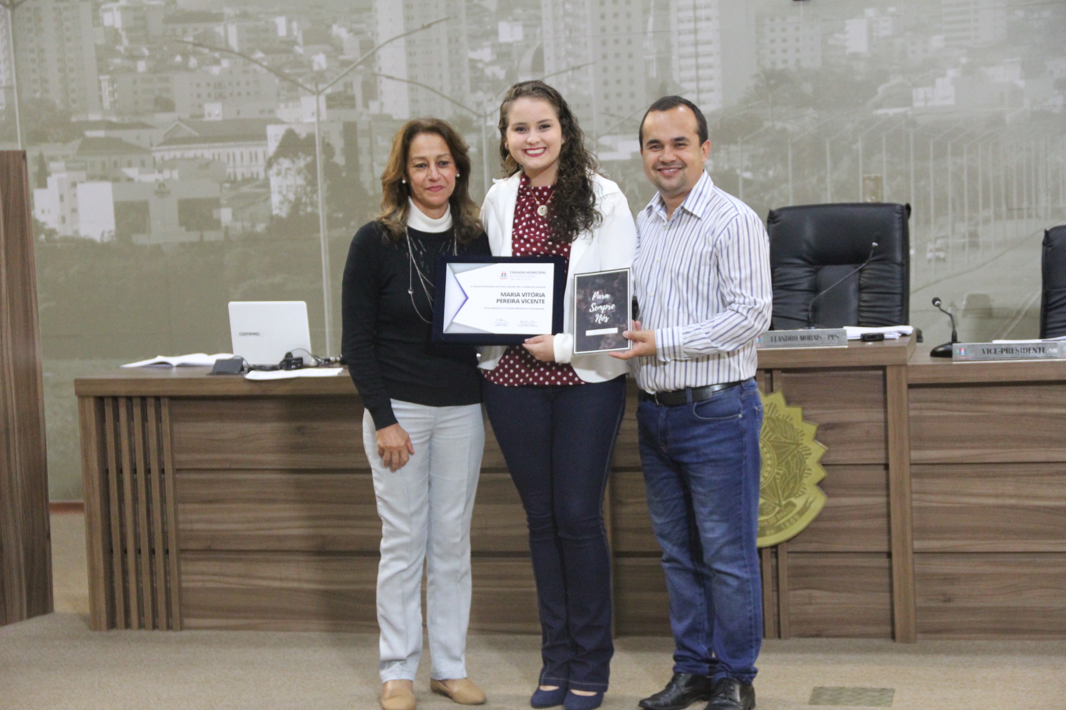 Imagem 1 da notícia: Vereadora Mariléia homenageia jovem escritora