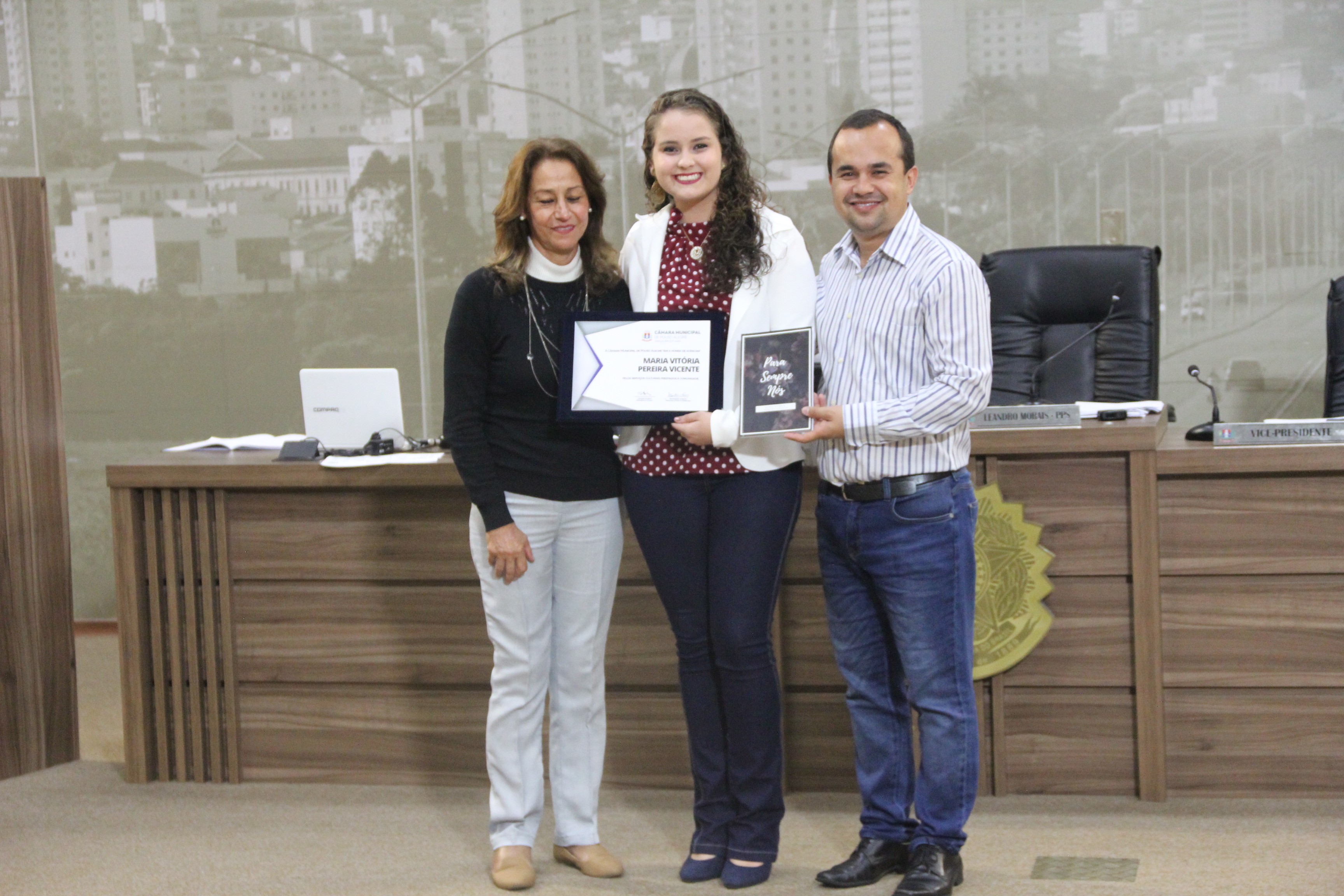 Imagem 2 da notícia: Vereadora Mariléia homenageia jovem escritora