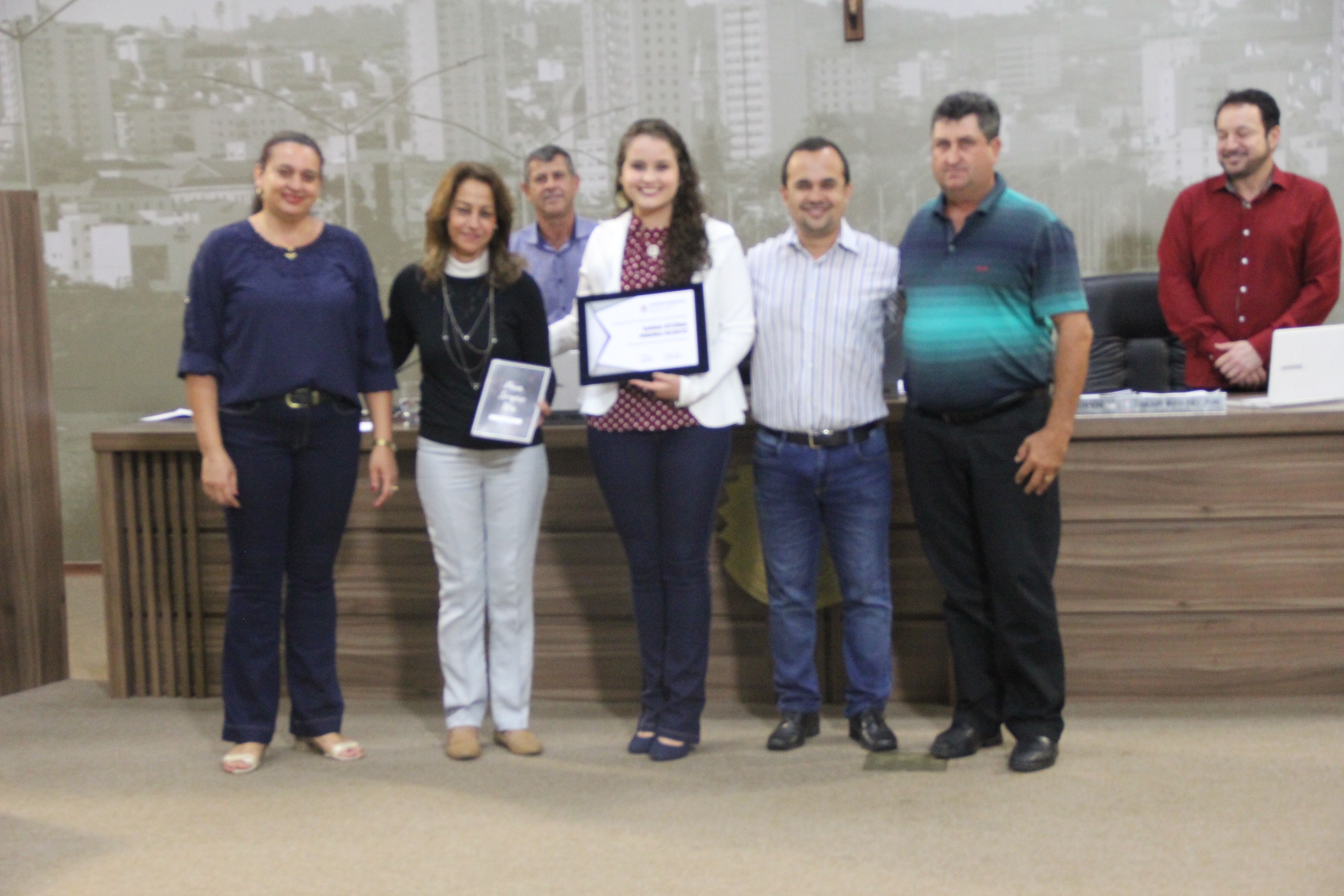 Imagem 3 da notícia: Vereadora Mariléia homenageia jovem escritora