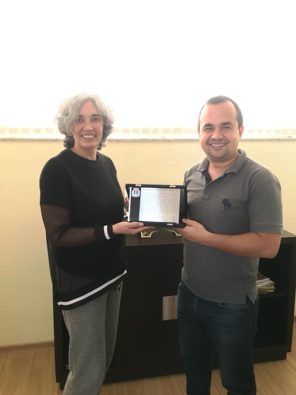 Imagem 2 da notícia: Câmara recebe placa de agradecimento de embaixador da Constituição em Miúdos