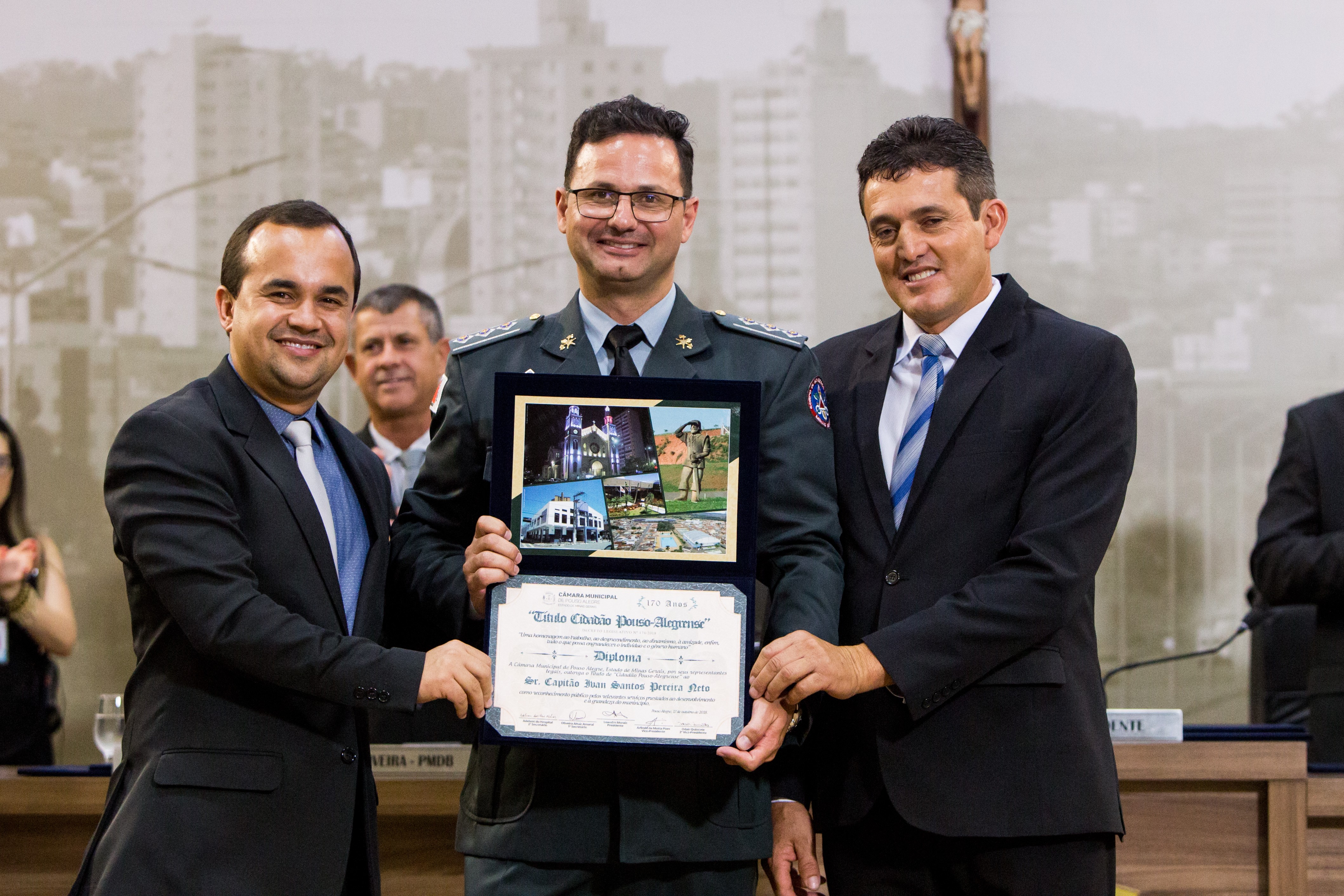 Imagem 3 da notícia: Sessão especial do Título de Cidadão condecora 18 personalidades e lança selo comemorativo dos 10 anos da Escola do Legislativo