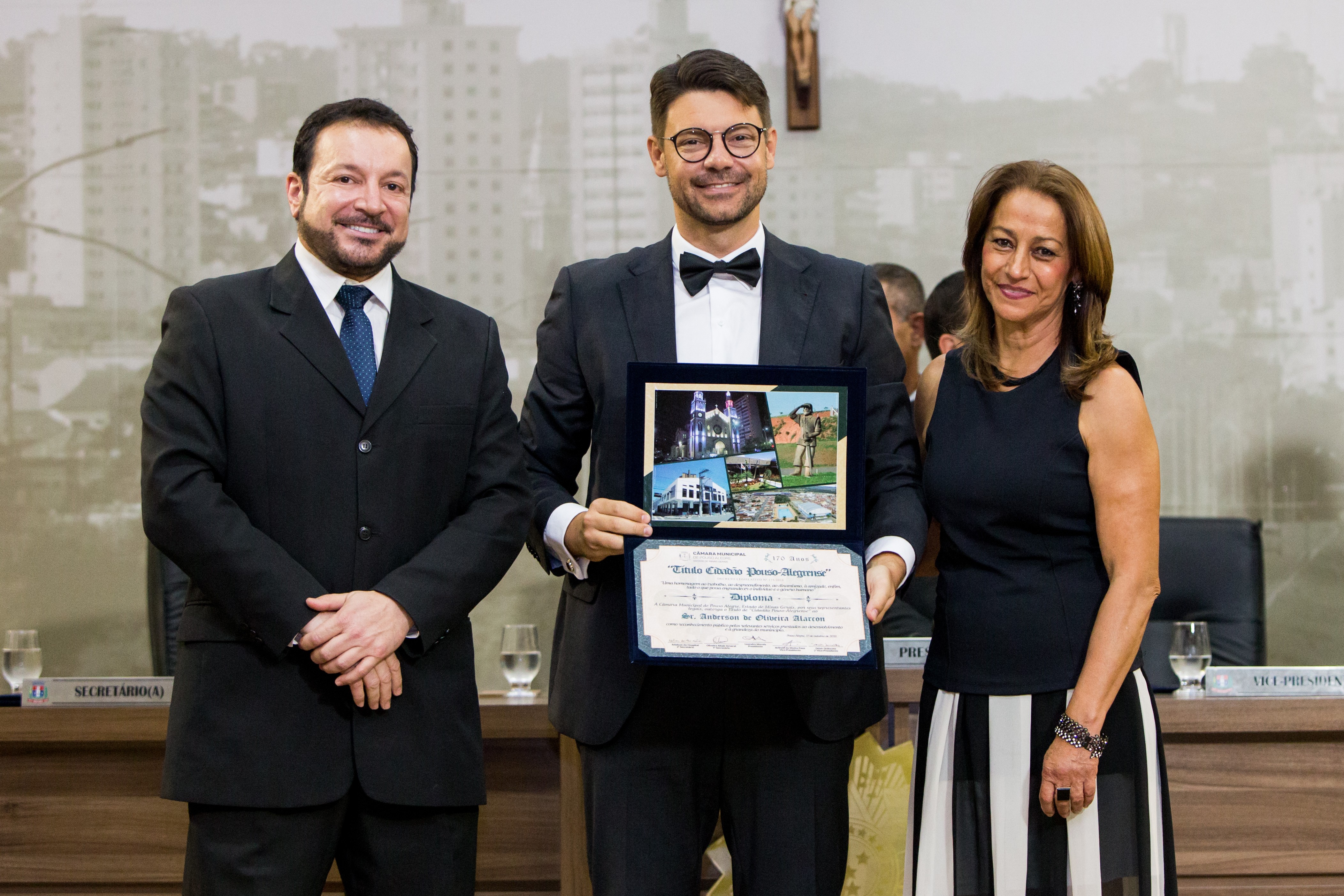 Imagem 4 da notícia: Sessão especial do Título de Cidadão condecora 18 personalidades e lança selo comemorativo dos 10 anos da Escola do Legislativo