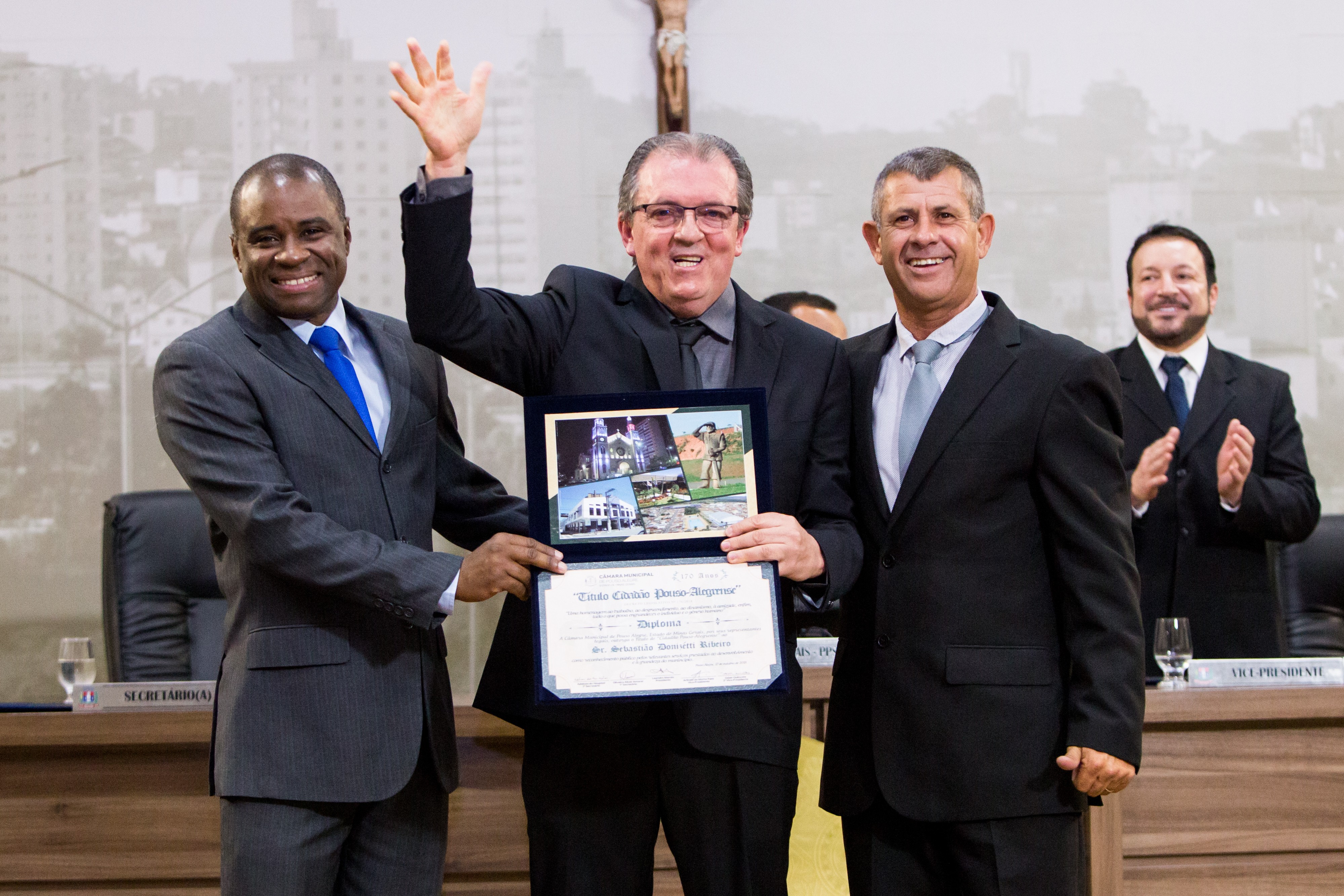 Imagem 5 da notícia: Sessão especial do Título de Cidadão condecora 18 personalidades e lança selo comemorativo dos 10 anos da Escola do Legislativo