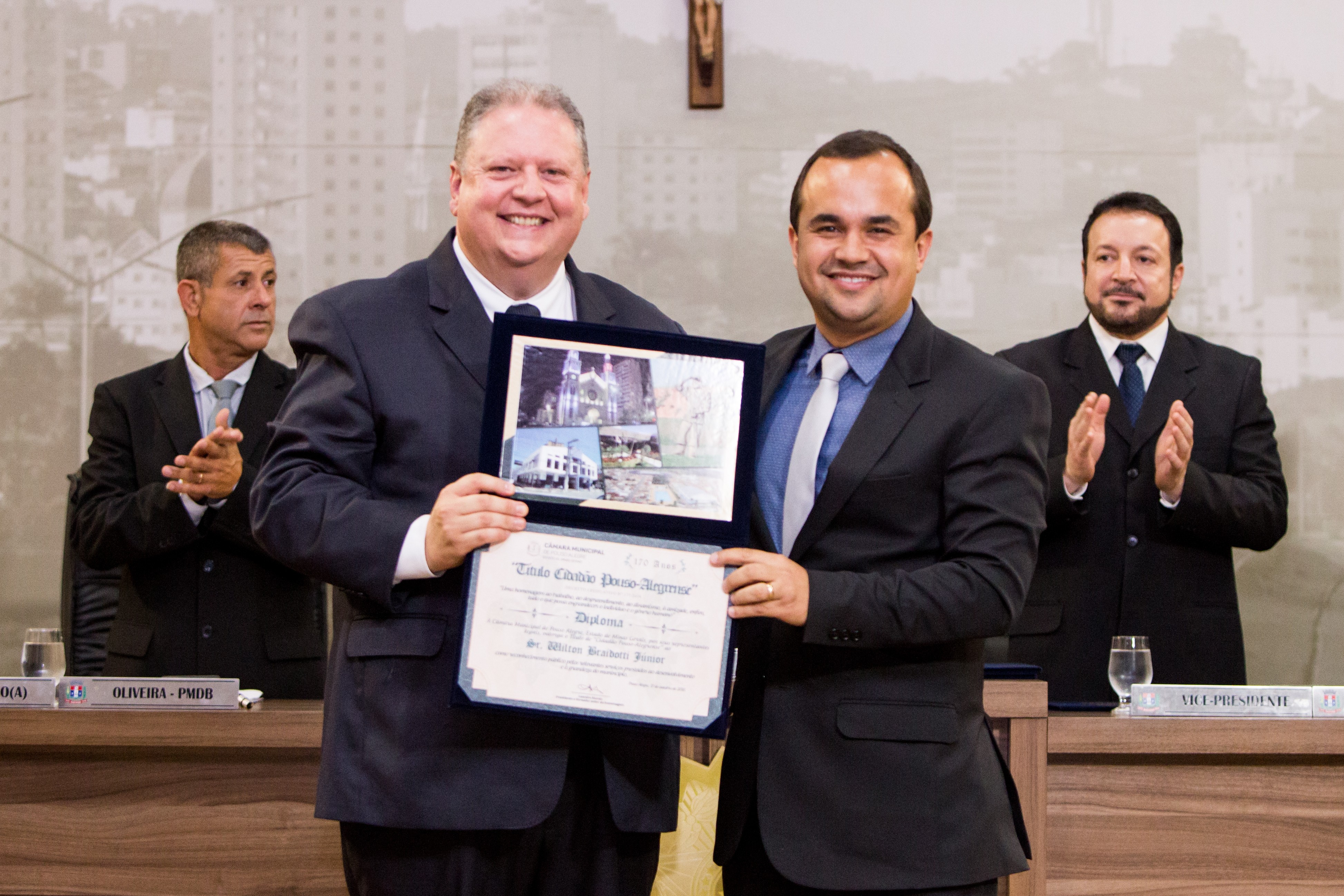 Imagem 7 da notícia: Sessão especial do Título de Cidadão condecora 18 personalidades e lança selo comemorativo dos 10 anos da Escola do Legislativo