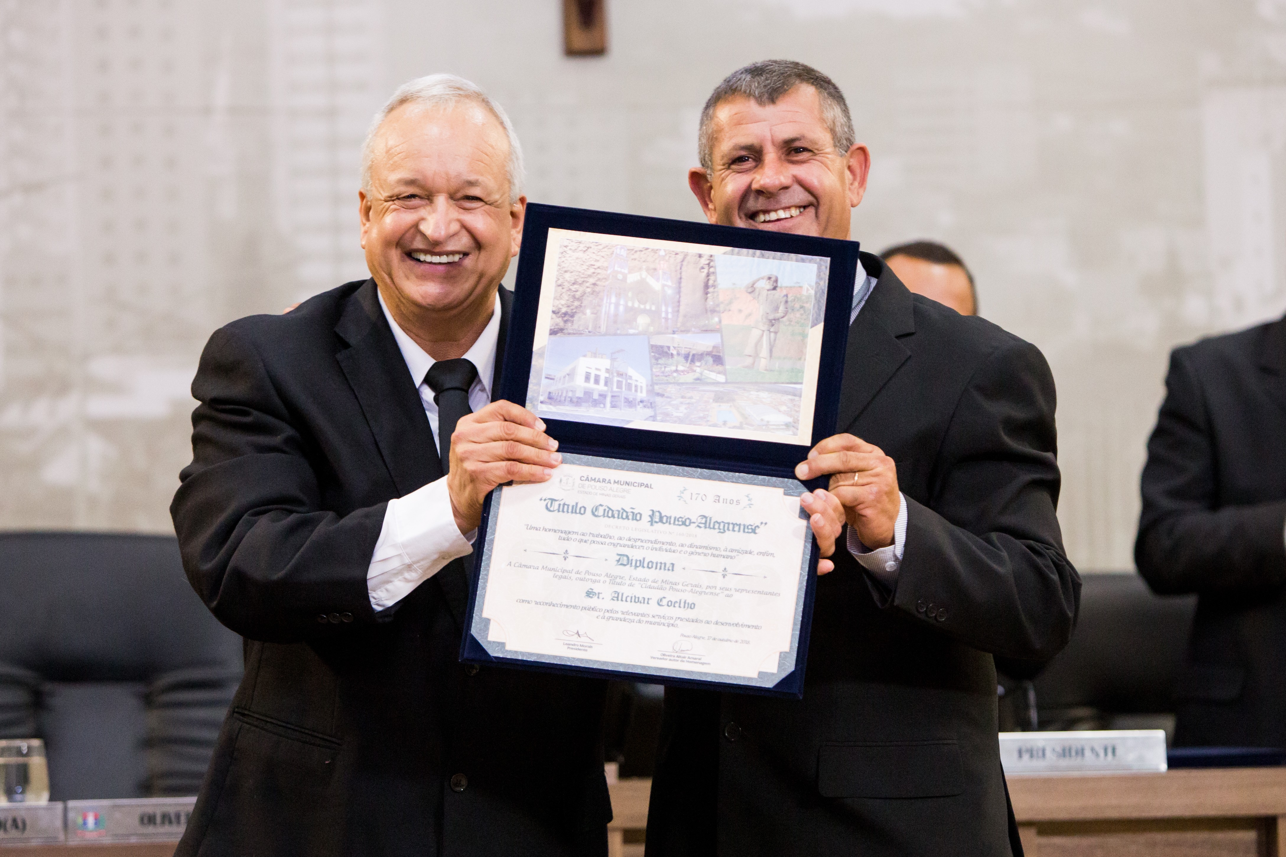 Imagem 9 da notícia: Sessão especial do Título de Cidadão condecora 18 personalidades e lança selo comemorativo dos 10 anos da Escola do Legislativo