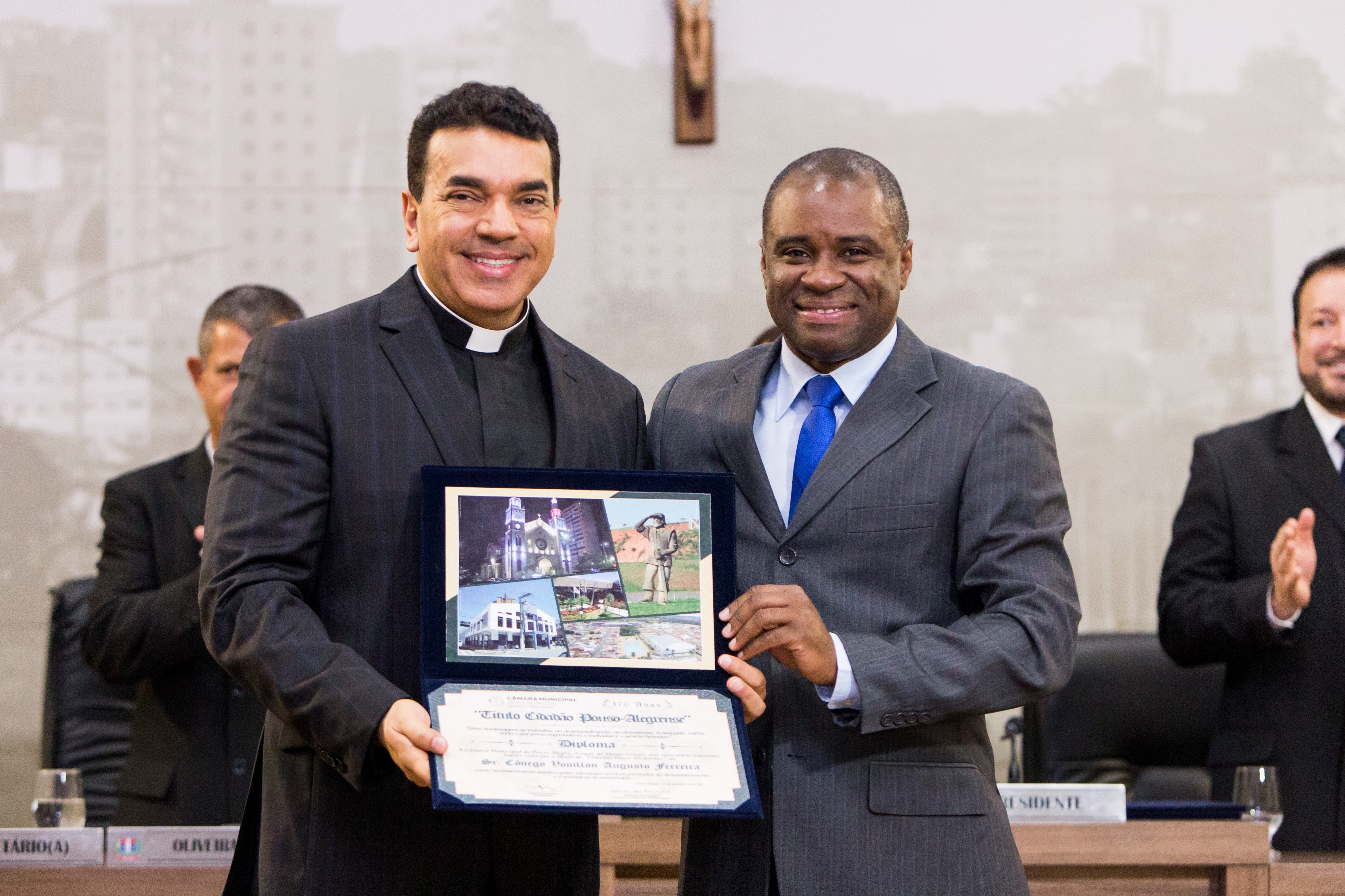 Imagem 11 da notícia: Sessão especial do Título de Cidadão condecora 18 personalidades e lança selo comemorativo dos 10 anos da Escola do Legislativo