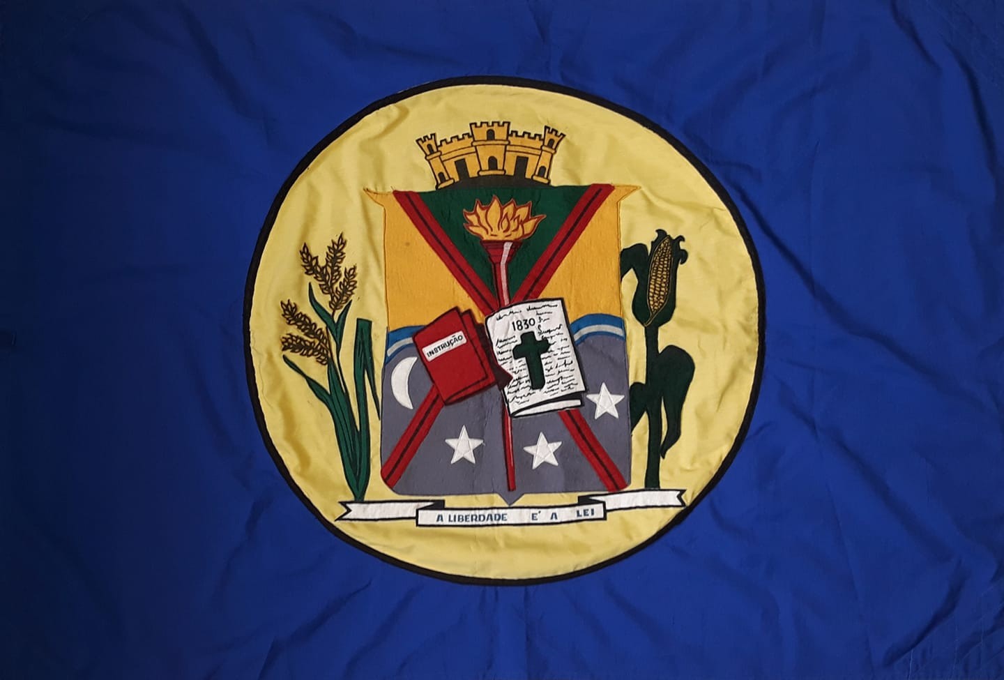 Imagem 1 da notícia: Prefeitura doa antiga bandeira de Pouso Alegre ao Museu