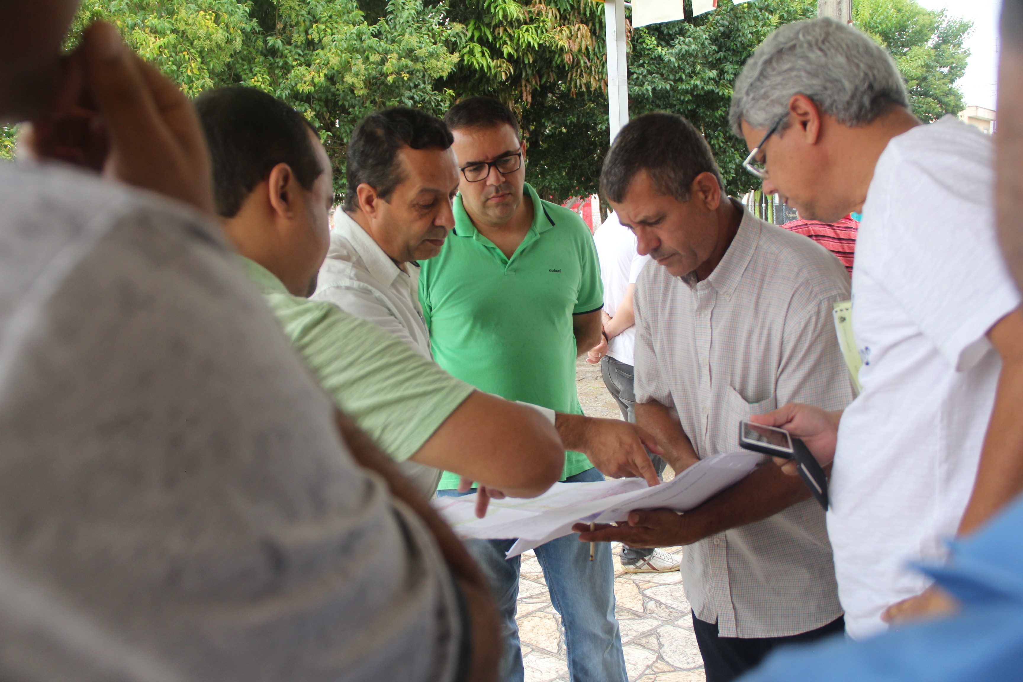 Imagem 1 da notícia: Presidente Oliveira e vereador Leandro Morais visitam obras de infraestrutura no São Geraldo