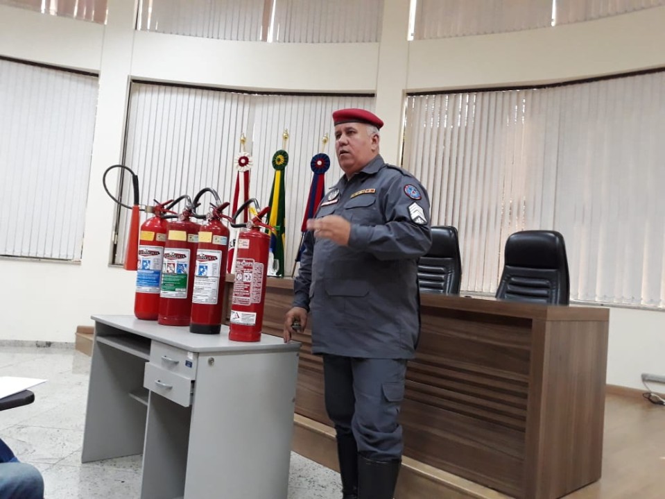 Imagem 1 da notícia: Servidores da Câmara participam de treinamento para prevenção de incêndio e primeiros socorros