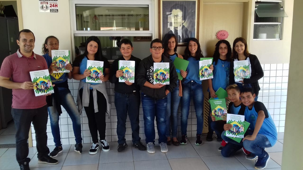 Imagem 5 da notícia: Presidente da Escola do Legislativo Vereador Leandro Morais realiza entrega do material para estudo da Constituição em Miúdos em todas as escolas municipais