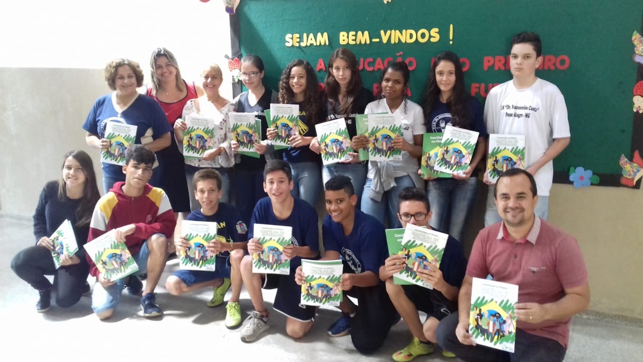 Imagem 1 da notícia: Presidente da Escola do Legislativo Vereador Leandro Morais realiza entrega do material para estudo da Constituição em Miúdos em todas as escolas municipais