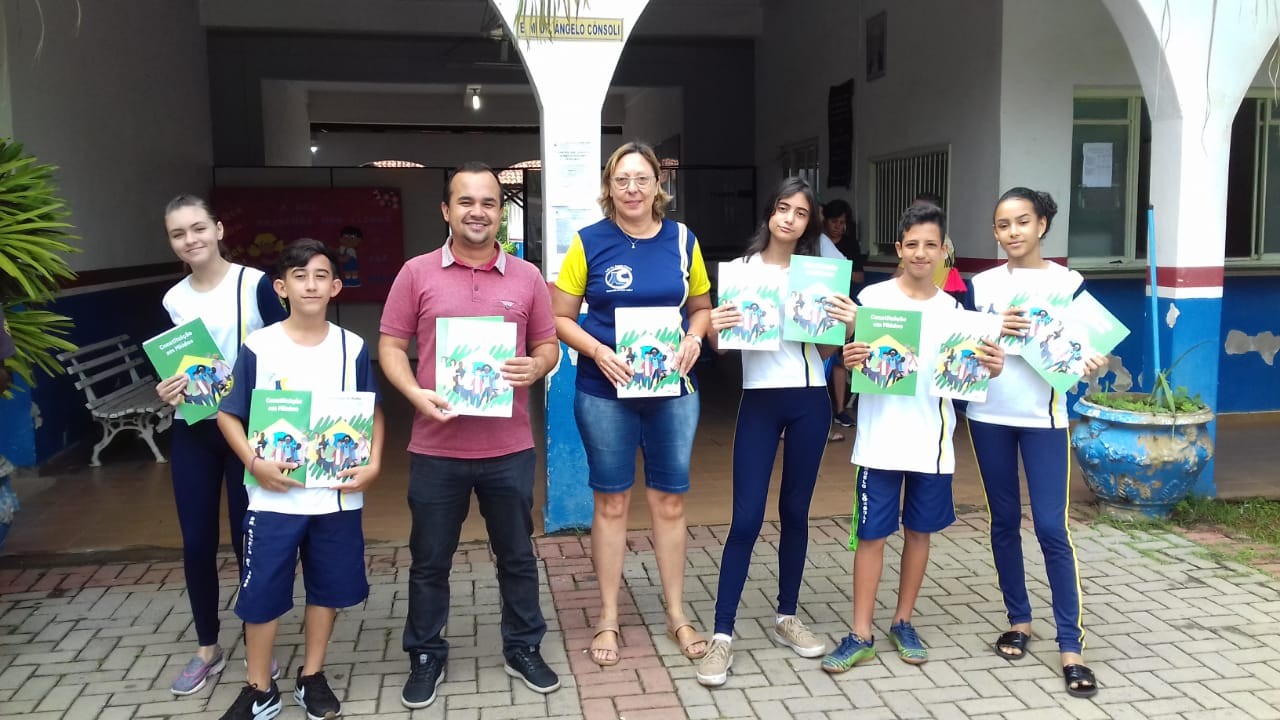 Imagem 2 da notícia: Presidente da Escola do Legislativo Vereador Leandro Morais realiza entrega do material para estudo da Constituição em Miúdos em todas as escolas municipais