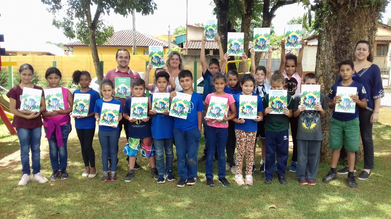 Imagem 3 da notícia: Presidente da Escola do Legislativo Vereador Leandro Morais realiza entrega do material para estudo da Constituição em Miúdos em todas as escolas municipais